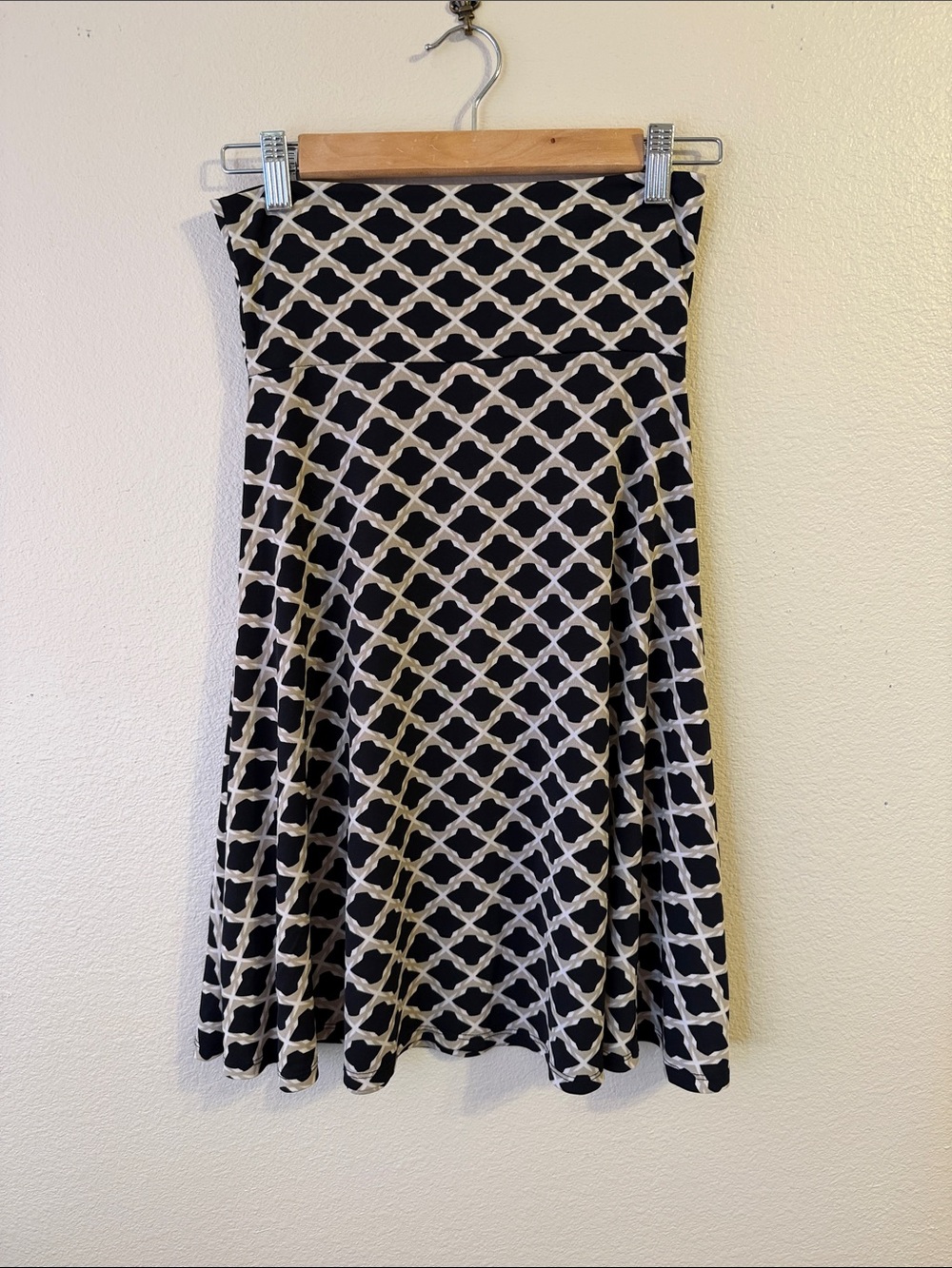 LuLaRoe Black and Cream Geometric Circle Skirt - Picture 1 of 1